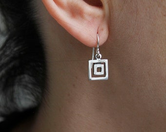 Small earring designed with two square figures that seem not to touch from the ILANA collection