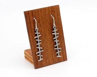 Pendientes largos y livianos de estilo rústico de la colección MIKADO. Plata Esterlina artesanal. Edición limitada.