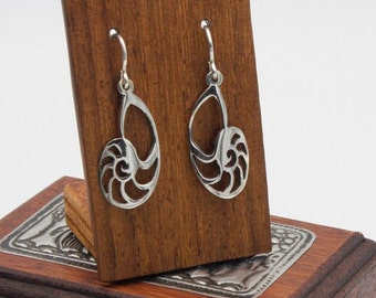 Handmade shell-shaped earrings - Golden spiral