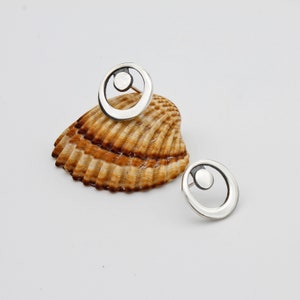 Round button earring in sterling silver - Model SYRI from the AERO collection