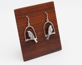 Earrings with the figure of a perched bird from the PARDALET collection