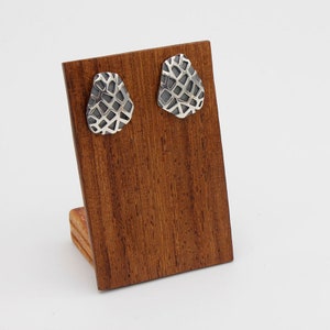 Handgefertigte Ohrstecker aus Sterlingsilber – Modell SERURO aus der Kollektion TRENCADIS