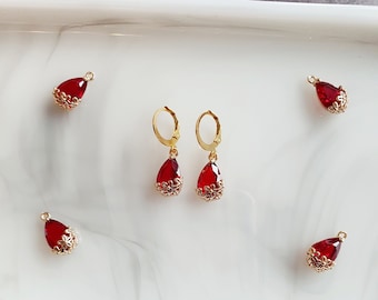 Rubin Rot Teardrop Huggie Ohrringe | Goldfiligrane Blumenrahmen