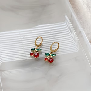 Huggie Ohrringe | Niedliche Sommer Ohrringe | Zirkonia Kirsche Ohrringe | Geschenk für sie