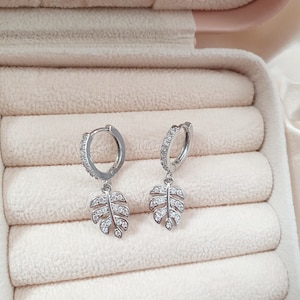 Silber Platin tropisches Blatt Ohrringe | Monstera Blatt Ohrringe | Zirkonia Huggie Ohrringe | Geschenk für sie | Zierliche süße Ohrringe