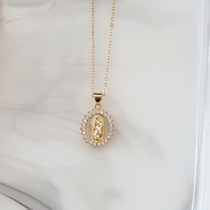 Collar de la Virgen María bañado en oro de 18 quilates / Collar de Nuestra Señora de Guadalupe / Colgante minimalista / Collar delicado de capas / Regalo para ella