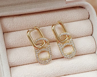 Pendientes Huggie con tirador de soda de oro: chapados en oro de 18 quilates con circonita cúbica