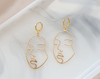 Pendientes con cara abstracta bañados en oro de 18 quilates / Pendientes elegantes y modernos / Regalo para ella