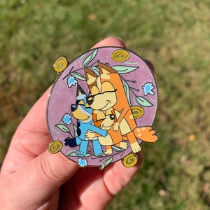 Pin de fantasía con abrazos de la familia de perros azules