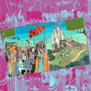 Può includere: Spilla rettangolare in smalto raffigurante una scena medievale con un castello, figure in abiti e una bandiera rossa. La spilla ha un bordo verde e uno sfondo di cielo blu. Il castello è bianco con un tetto grigio.