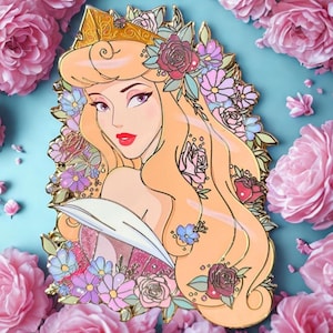Può includere: Spilla in smalto dorato raffigurante una principessa con lunghi capelli biondi, una corona d'oro e labbra rosse. La principessa è circondata da fiori colorati, tra cui rose e altri fiori nelle tonalità del rosa, viola e blu. La spilla ha un design dettagliato e una finitura liscia.