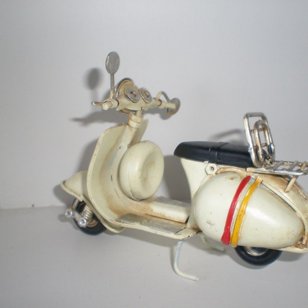 Motorroller aus Metall,Beige, Oldtimer Modell im Vintage/Retro-Look. Zubehör für den Modellbedarf, Sammlerstück ,Themenbezogenes Geschenk