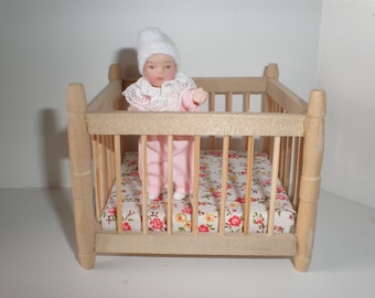 Miniatur Baby Mädchen aus Pozellan in einem süssen rosa Anzug, Maßstab 1zu12, Zubehör fürs Puppenhaus/Stube