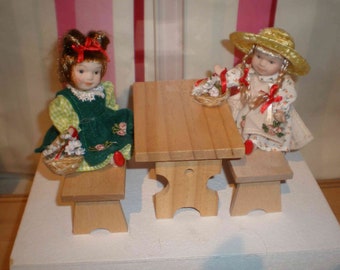 Tisch und zwei Bänke, 1zu12, Zubehör für ein Puppenhaus-Puppenstube, Modellbedarf auch für ein Themenbezogenes Geschenk 1:12