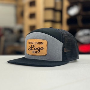 Sombrero personalizado con parche de cuero Flatbill - Logotipo personalizado cosido Sombrero Snapback personalizado de camionero de 7 paneles para su negocio o empresa