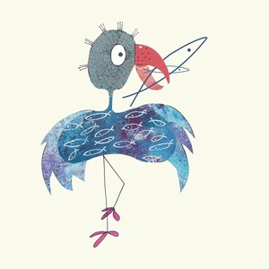 Può includere: Un uccello blu fantasioso con un becco rosso e una testa grigia macchiata. L'uccello tiene un pesce nel becco e ha un motivo di pesci piccoli sul suo corpo.