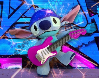 ¡Mini guitarra eléctrica para Disney NuiMOs y otras muñecas y juguetes de peluche / imanes ocultos!