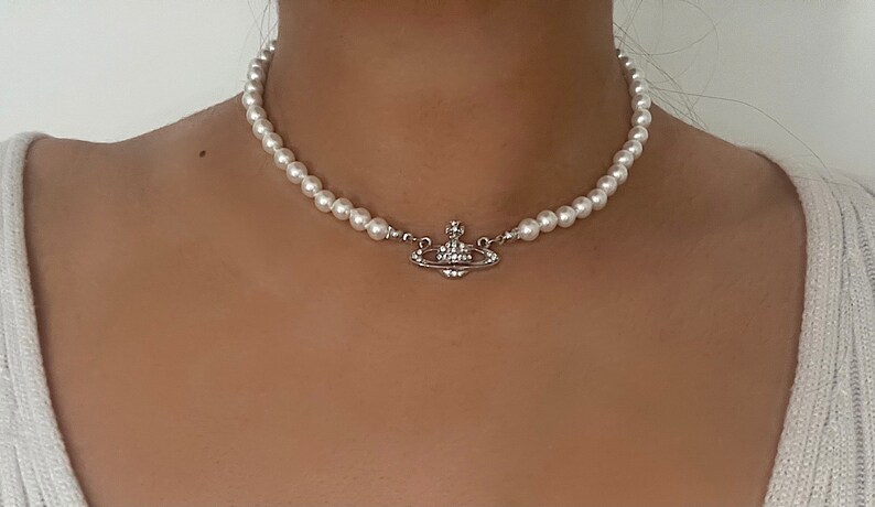 Silver Saturn Orb Pearl Choker, Vivienne Westwood Inspired Pearl Choker Necklace, Silver Pearl Choker, Saturn Necklace, Vivienne Westwood 