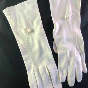 Classic VTG White Cloth Gloves with Faux Pearl Accents in Scalloped Line