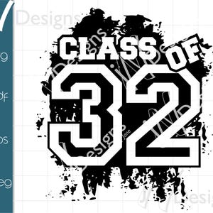 Puede incluir: Diseño gráfico en blanco y negro con el texto "CLASS OF 32". Los números están en una fuente en negrita, estilo universitario. El diseño tiene un fondo desgastado, tipo grunge.