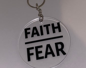 Llavero acrílico "La fe supera el miedo" - Regalo cristiano