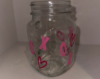 Vaso de vidrio Mason Jar con asa: Diseño de corazón XOXO de San Valentín