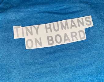 Calcomanía para auto con un pequeño humano a bordo (8" x 2.5")