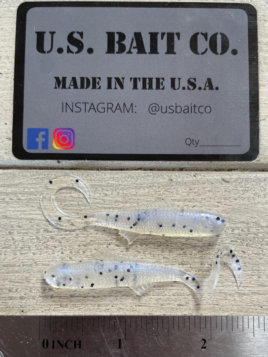 15 Esche Soft Plastic Wham Fisheze Curly Tail Minnow 4” – 4 Colori Halloween U.S. Bait Co.