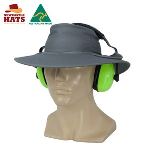 Pode incluir: Chap&eacute;u cinzento com aba larga e prote&ccedil;&atilde;o auditiva integrada. A prote&ccedil;&atilde;o auditiva &eacute; verde brilhante com detalhes em preto. O chap&eacute;u tem o texto "Newcastle Hats" e "Australian Made".