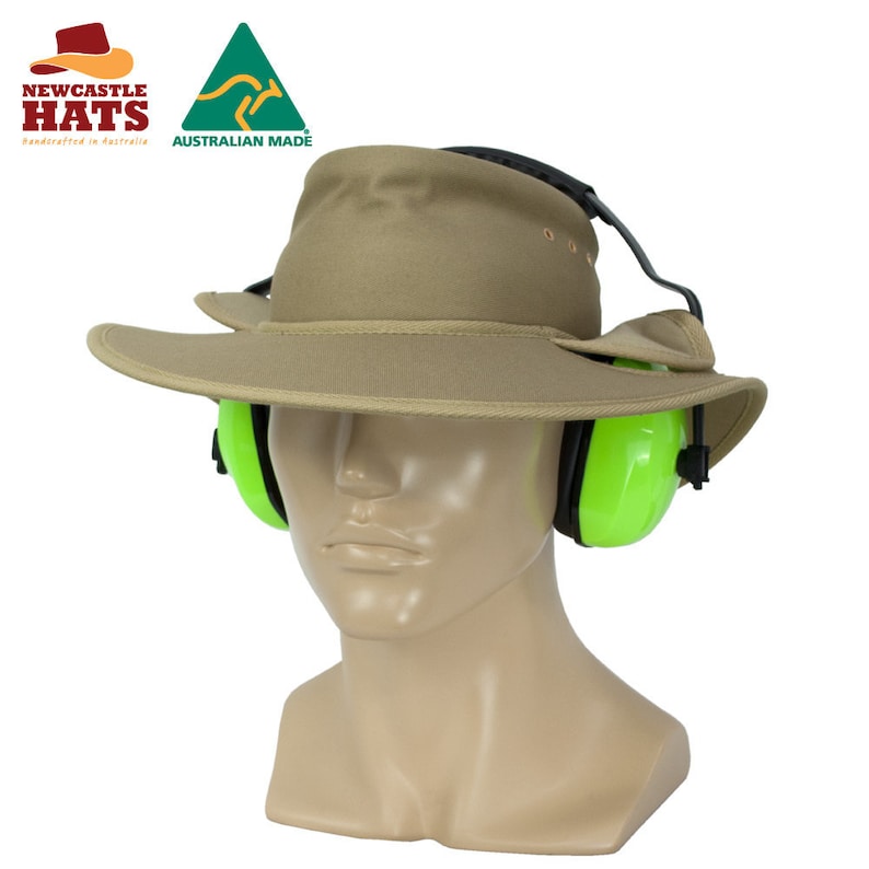 Pode incluir: Um chap&eacute;u bege com aba larga e protetores auriculares verde neon anexados. O chap&eacute;u tem os logotipos "Newcastle Hats" e "Australian Made". O chap&eacute;u &eacute; exibido em uma cabe&ccedil;a de manequim.