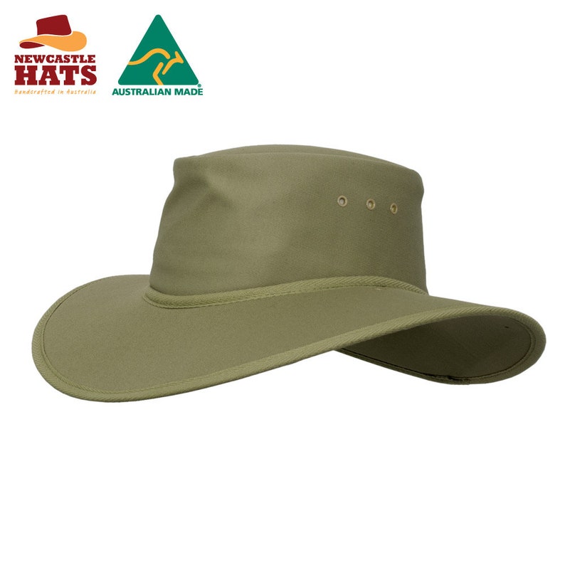 Op de afbeelding: Een olijfgroene hoed met een brede rand, een gestructureerde kroon en drie metalen ventilatiegaatjes aan de zijkant. De hoed heeft een gestikte rand en wordt getoond naast het Newcastle Hats logo en het Australian Made kangoeroe-embleem.