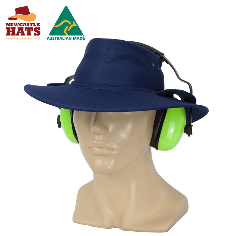 Pode incluir: Um chap&eacute;u azul marinho com aba larga, integrado com protetores auriculares verde n&eacute;on. O chap&eacute;u tem os logotipos "Newcastle Hats" e "Australian Made".