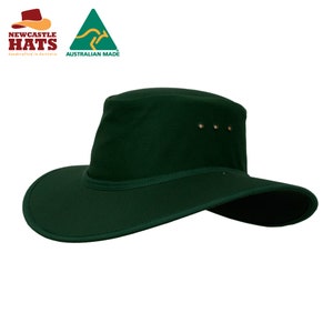 Op de afbeelding: Een donkergroene hoed met een brede rand, een gestructureerde kroon en een doorgestikte rand. De hoed heeft drie kleine metalen ventilatiegaatjes aan de zijkant. De logo's van Newcastle Hats en Australian Made zijn linksboven in beeld zichtbaar.