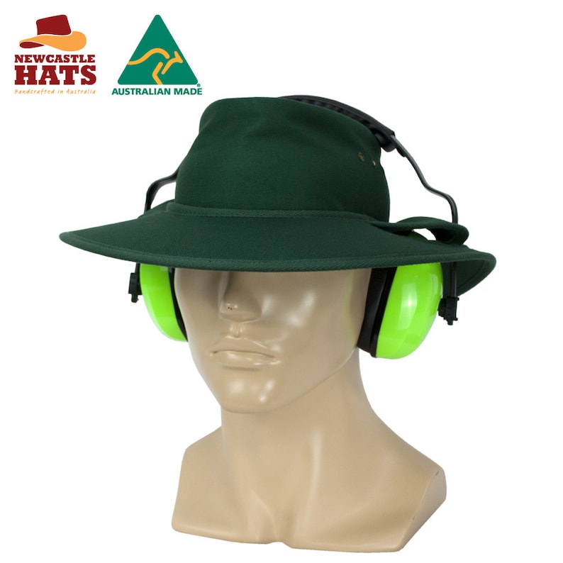 Pode incluir: Um chap&eacute;u verde escuro com aba larga, combinado com protetores de ouvido verde n&eacute;on. O chap&eacute;u tem uma al&ccedil;a preta e &eacute; exibido em uma cabe&ccedil;a de manequim. A imagem inclui o texto "Newcastle Hats" e "Australian Made".