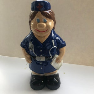 NHS Nurse Garden Gnome, regalo peculiar, Gracias a nuestro NHS, hecho a mano y pintado