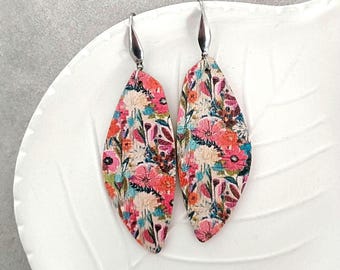 Brincos de cortiça com padrão floral vintage. Brincos divertidos e chamativos. Brincos de couro vegano para ela. Brincos com padrão floral. Pingentes florais rosa.