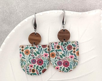 Brincos de madeira e cortiça. Brincos com estampa floral. Presente para ela. Brincos veganos. Acessórios ecológicos. Brincos pendentes florais.