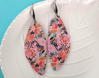 Brincos de cortiça vintage com estampa floral. Brincos chamativos e divertidos. Brincos de couro vegano para ela. Brincos com estampa floral. Pingentes florais rosa.