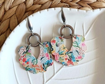Brincos pendentes de madeira e cortiça recortados. Brincos vintage com estampa floral. Brincos veganos. Presente para ela. Brincos com estampa floral. Brincos boho