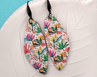 Brincos de cortiça com padrão floral. Brincos divertidos e chamativos. Brincos de couro vegano. Brincos com padrão floral. Pingentes florais tropicais. Presente para ela