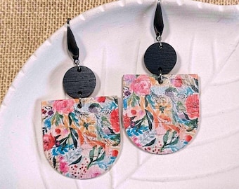 Brincos em cortiça e madeira. Brincos de couro vegano. Presente para ela. Brincos vintage com estampa floral. Acessórios ecológicos para ela. Estampa floral