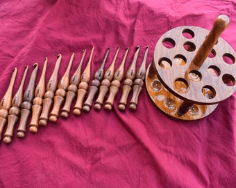Vintage Steel Craft handgemaakte houten haakhouder en hakenset.