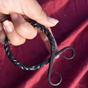 Fivela de cinto em forma de cruz de troll medieval forjada à mão.