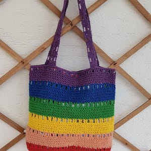 Handtasche gehäkelt Regenbogen bunter Beutel aus wolle Pride Rainbow