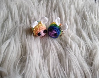 Schlüsselanhänger Biene Regenbogen Pastell kleine Biene gehäkelt Geschenk crochet Rainbow Bee Keychain Pride Bee