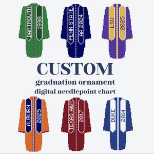 Puede incluir: Un gr&aacute;fico digital de punto de aguja con seis togas de graduaci&oacute;n en varios colores, cada una con el nombre de una universidad y el a&ntilde;o de graduaci&oacute;n. Se muestra el texto "CUSTOM graduation ornament". Las togas son verdes, azules, moradas, naranjas, granates y azules.