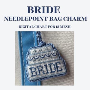 Op de afbeelding: Een blauw-witte borduurwerk tashanger in de vorm van een taart, met het woord "BRIDE" op de voorkant gestikt. De hanger is bevestigd aan een blauw koord. De achtergrond is lichtblauw en wit. De tekst bovenaan luidt "BRIDE NEEDLEPOINT BAG CHARM".
