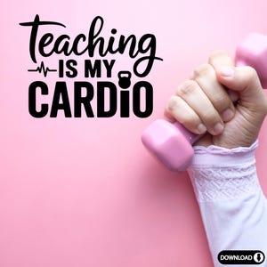 Może przedstawiać: R&oacute;żowy hantel z tekstem "teaching is my cardio" na r&oacute;żowym tle.