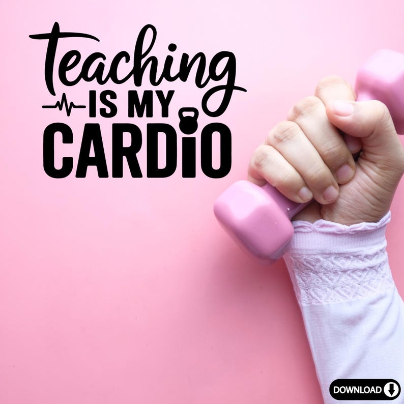 Może przedstawiać: R&oacute;żowy hantel z tekstem "teaching is my cardio" na r&oacute;żowym tle.
