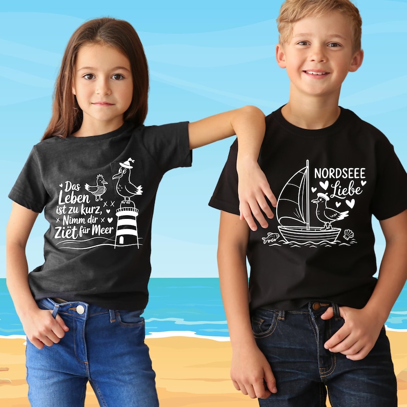 K&ouml;nnte beinhalten: Zwei Kinder in schwarzen T-Shirts mit wei&szlig;en Grafiken. Eines zeigt einen Leuchtturm und einen Vogel mit dem Text "Das Leben ist zu kurz, Nimm dir Zeit f&uuml;r Meer". Das andere zeigt "NORDSEEE Liebe" mit einem Segelboot und Vogel.